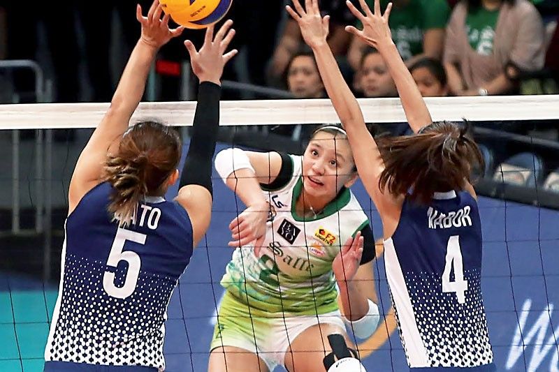Lady Spikers pasok sa finals