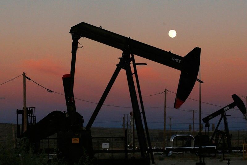 US soon to leapfrog Saudis, Russia as top oil producer