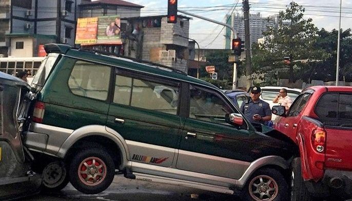 5 hurt in 5-vehicle smashup