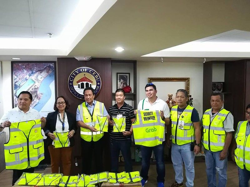 Security volunteers in Cebu City get vests