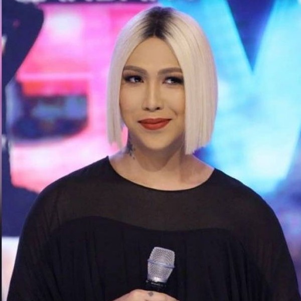 WATCH: Vice Ganda at 2NE1's reunion concert; Korean 'oppas' strip shirts off  | Philstar.com