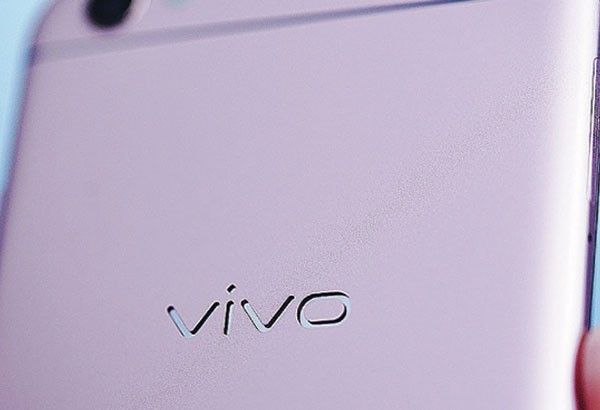 Hand on the Vivo V5