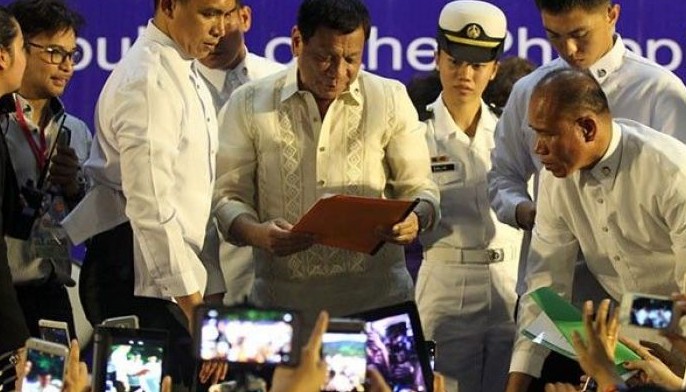 Ina, ibinida ni Duterte