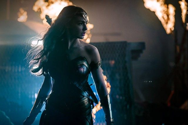 WATCH: â��Wonder womanâ�� fights to end all wars in new trailer