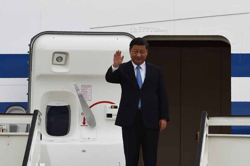 Xiâ��s here: Chinese president arrives in Manila for first state visit