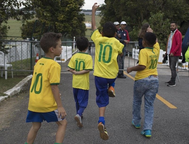 Disgruntled fans break into Brazil pre-World Cup training