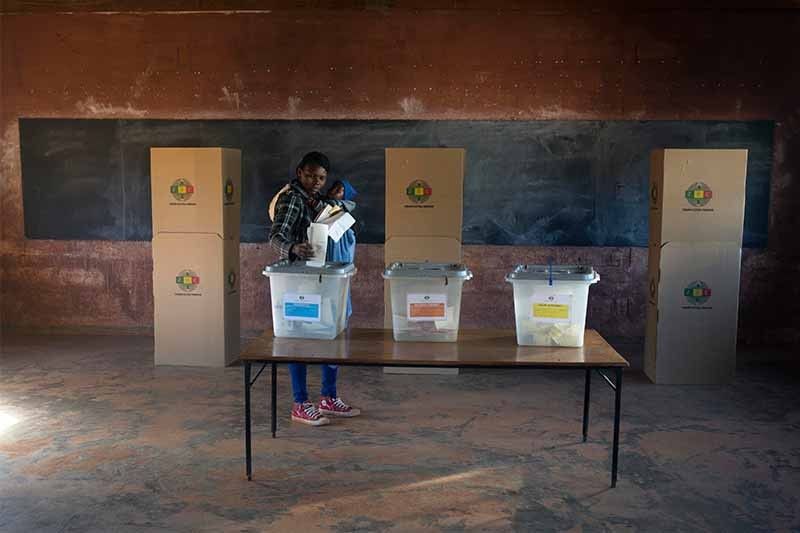 Zimbabwe opposition cries foul in vote, pointing to delays