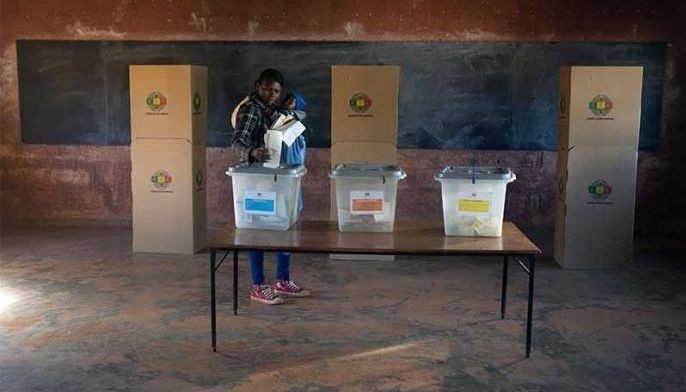 Zimbabwe opposition cries foul in vote, pointing to delays