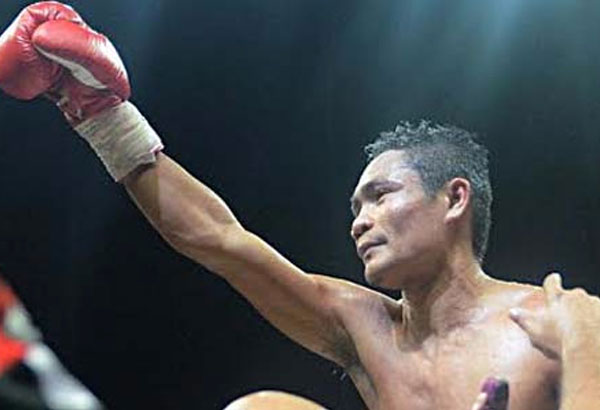 Dominant Nietes destroys Reveco in 7th round to defend flyweight crown
