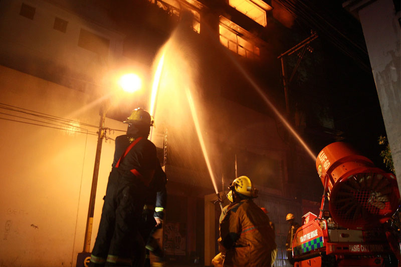 Fire razes Pasig building   