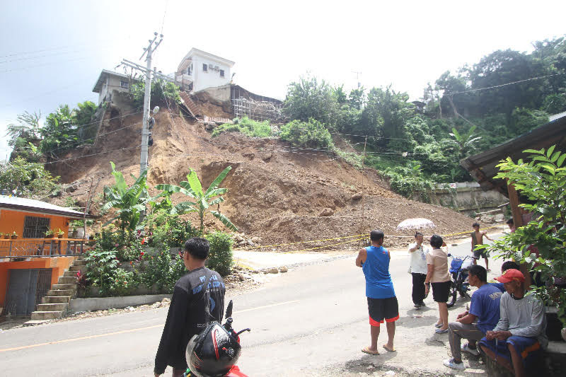 Landslide blocks road in Busay  