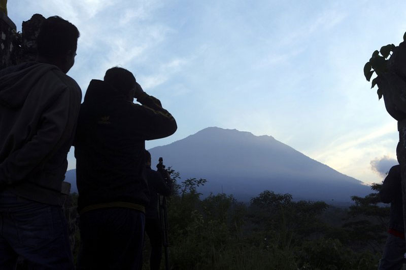 More than 130,000 flee menacing Bali volcano