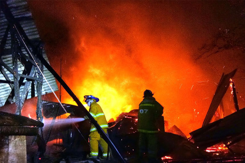 100 houses hit by Christmas fire  
