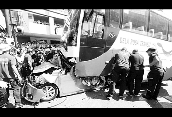 Kotse nadaganan ng bus sa EDSA