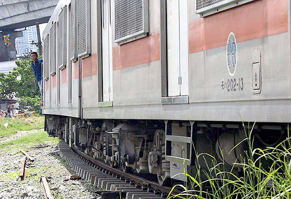 Nahati ang katawan... Kelot nagpasagasa sa tren