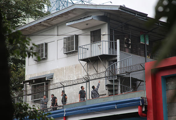 Preso nakapuga: 7 jail guards sinibak      
