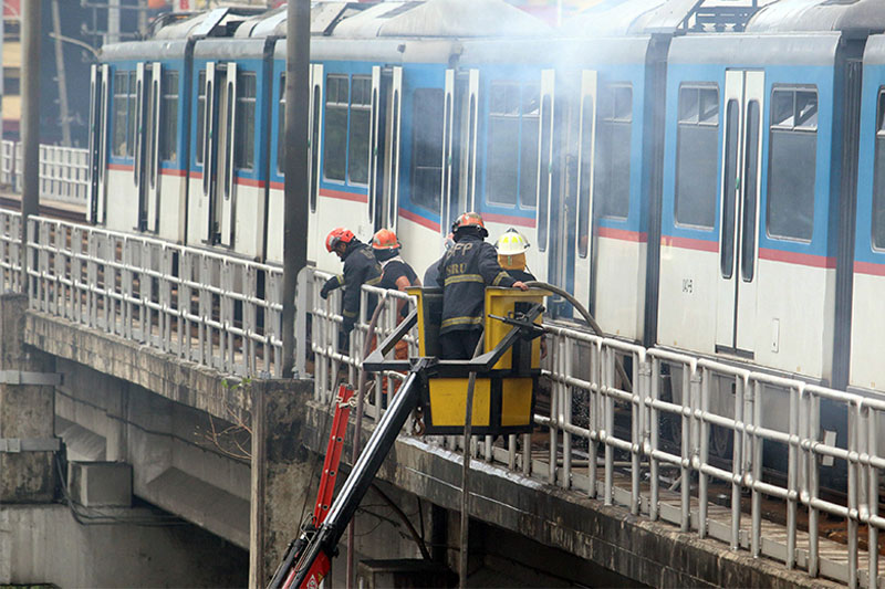 Bagon ng MRT-3 nagliyab  