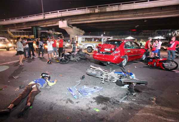 12 sasakyan inararo ng oil tanker: 1 patay, 9 sugatan