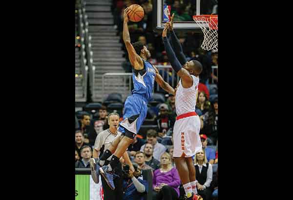 Wolves pinatikim ng talo ang Hawks