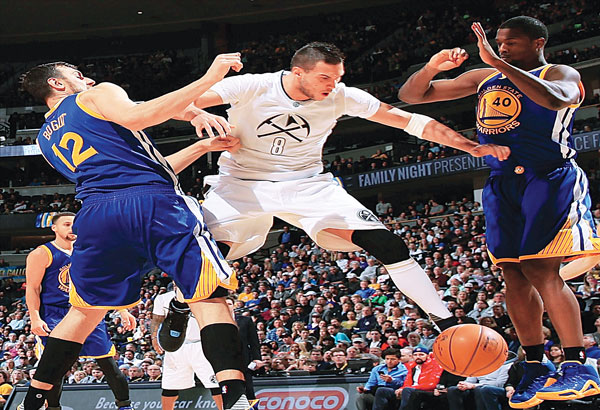 Warriors nakatikim ng talo sa Nuggets