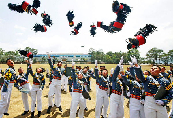 Nape&ntilde;as pinasaringan ni PNoy sa PMA grad