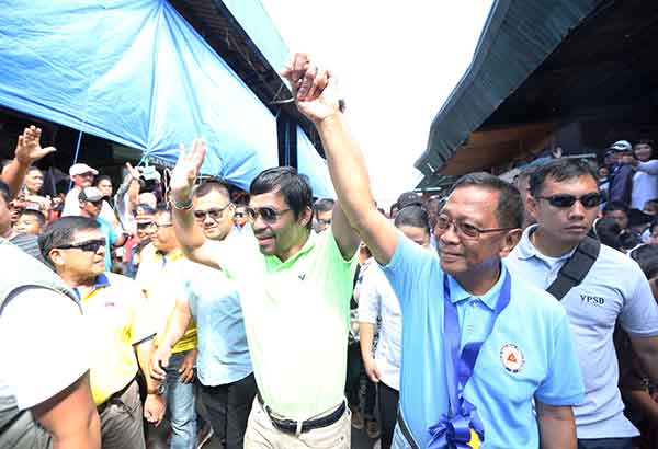 Libu-libo sumalubong kina Binay at Pacman sa General Santos