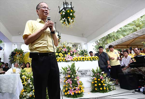 Puntod ni Ninoy dinalaw ng mga anak  