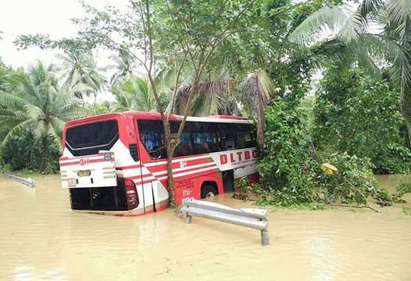Bus na-stranded sa baha: 25 nasagip