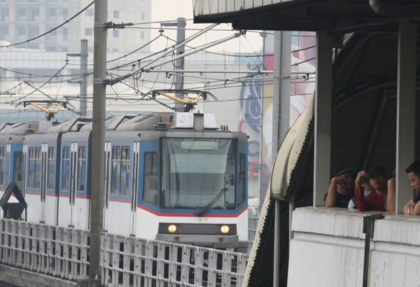 Pasahero sa MRT-3, nabawasan      