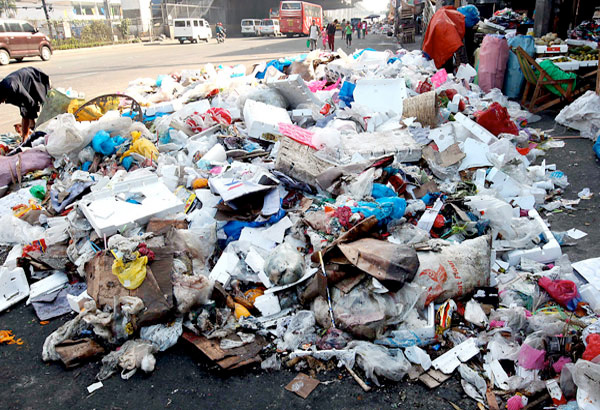 Sumisingaw na mga imburnal sa Pasay, inireklamo