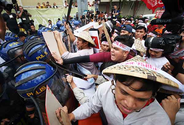 Tinangkang lumapit sa PICC: Raliyista, pulisya nagkagirian
