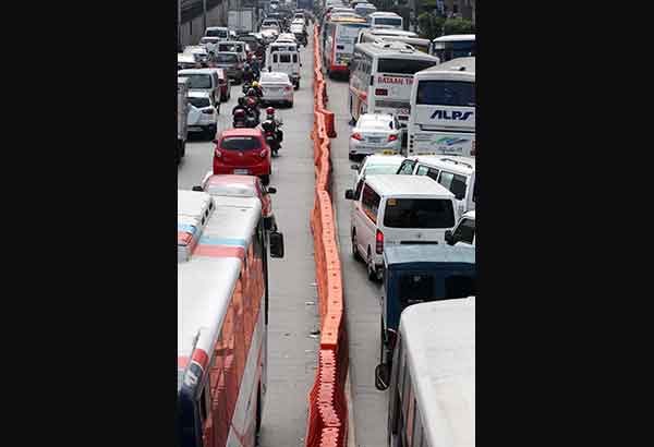 Driver, operator ipatatawag ng LTFRB: Plastic barriers sa EDSA inararo ng bus