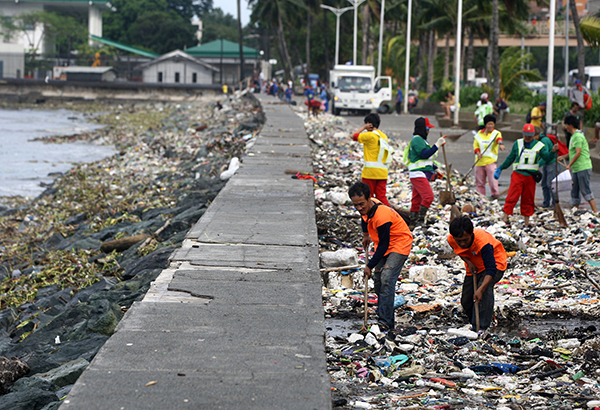 Manila govâ��t, Erap, criticized for â��publicityâ�� clean-up drive in Manila Bay