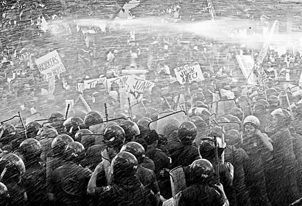 5 pulis sugatan sa APEC rally