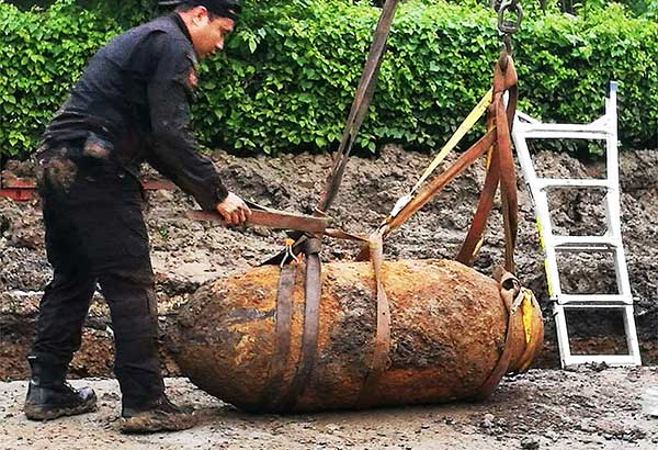 WW 2 Vintage bomb,  nakuha malapit sa NAIA   