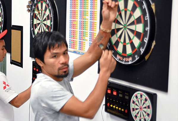 Pacquiao naglaro ng chess at darts sa kanyang bahay