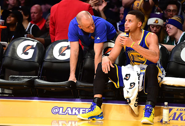 Kobe-less Lakers bugbog sa Warriors