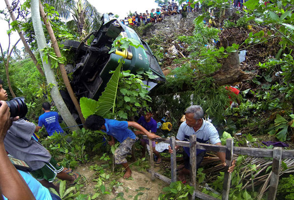SUV hulog sa bangin: 2 patay, 5 kritikal