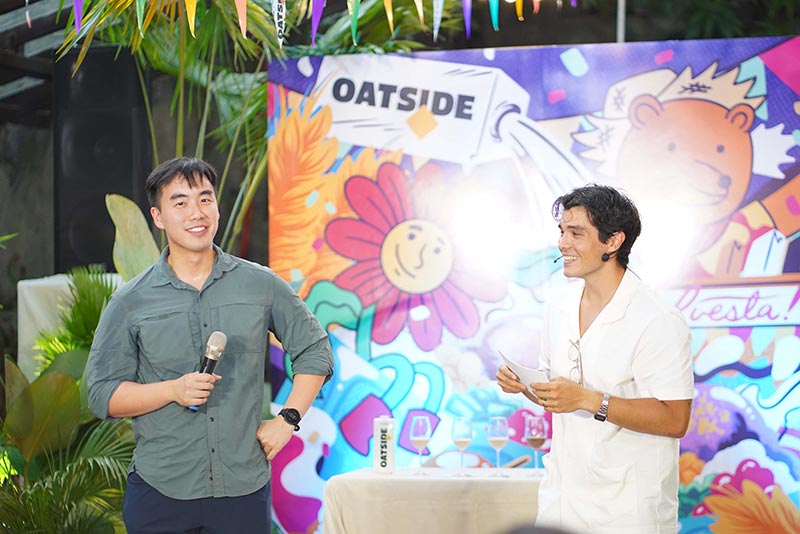 Pendiri dan CEO Oatside Benedict Lim dan Erwan Heussaff selama segmen pencicipan susu
