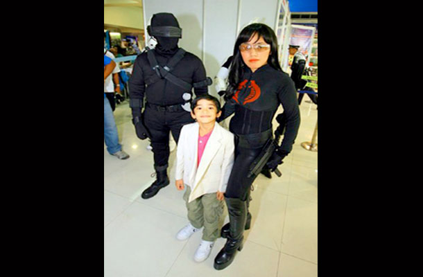 Kids and kids-at-heart at TOYCON '09