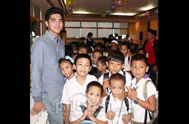 Mark Herras delights kids at GMA volunteer event