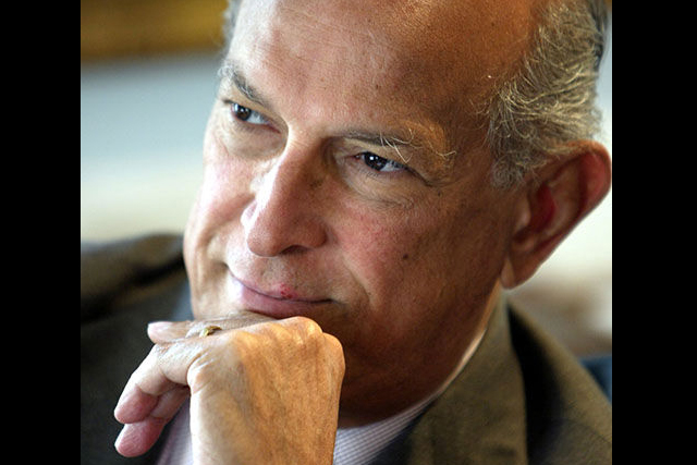 Fashion legend Oscar de la Renta dies at 82