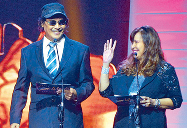 Pres. DU30 gives Carlo & Donna a VACC Award