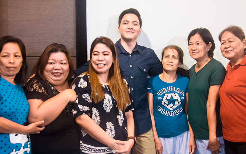 After running away from them, Alden Richards bonds with fans
