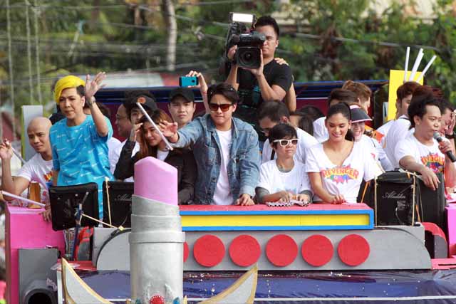 IN PHOTOS: 2017 MMFF entries showcase float in â��Parade of Starsâ��
