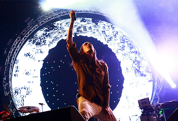 WATCH: Incubus' Brandon Boyd shows 'birthday suit' at Manila concert