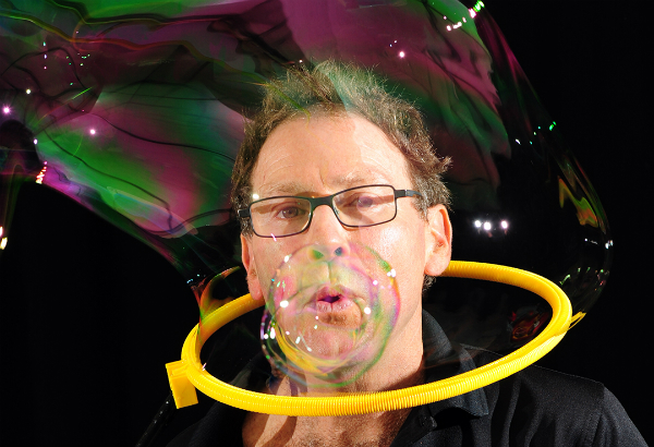 Kids, families in for a treat as world-renowned &lsquo;Bubble Man&rsquo; performs in Manila