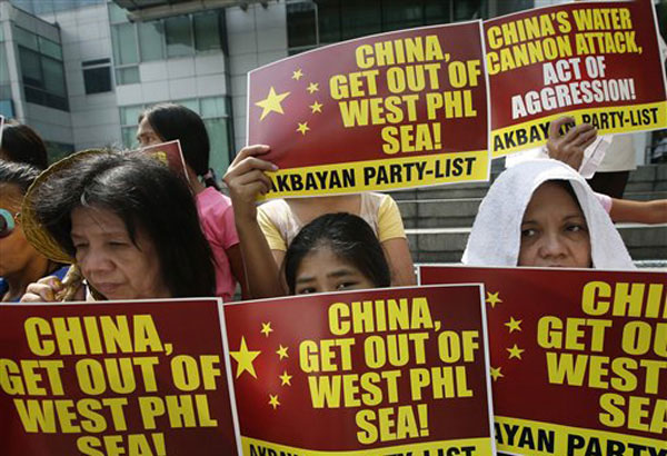 Philippine supply ship evades Chinese blockade