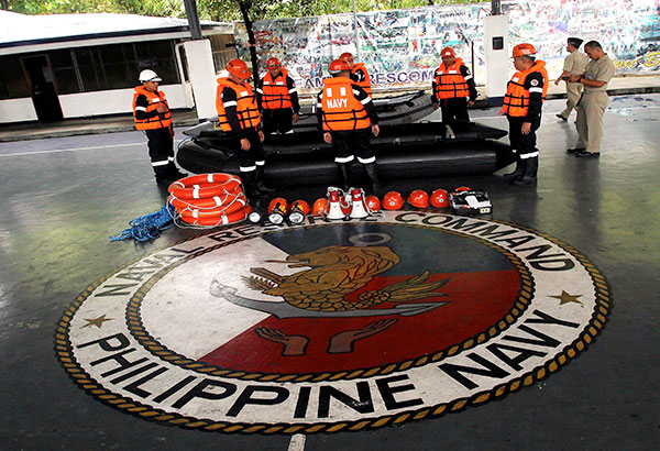 Phl, Viet troops drink beer, play football
