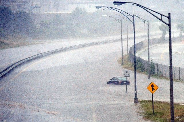 US coast survives Hurricane Arthur